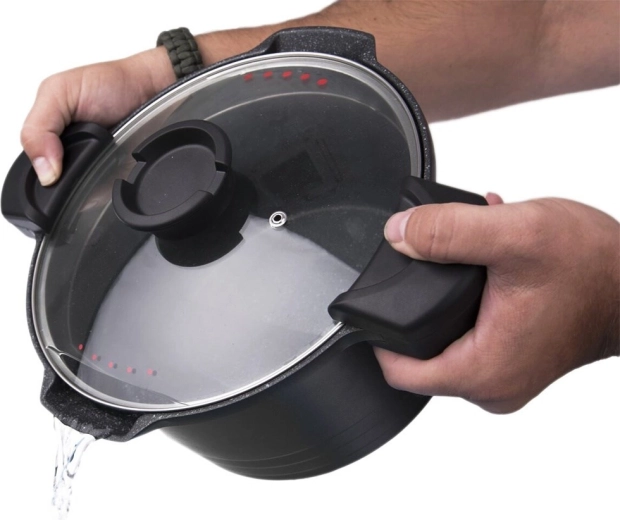 Široké rukojeti a bezpečné slévání