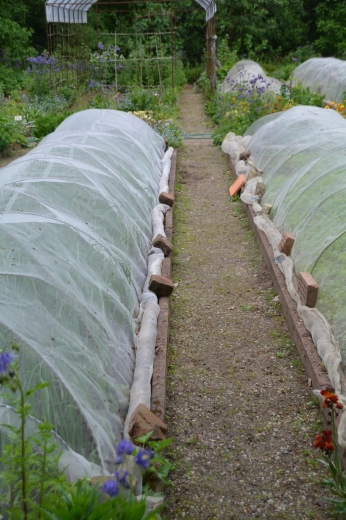 Snadná instalace na záhony i tunely