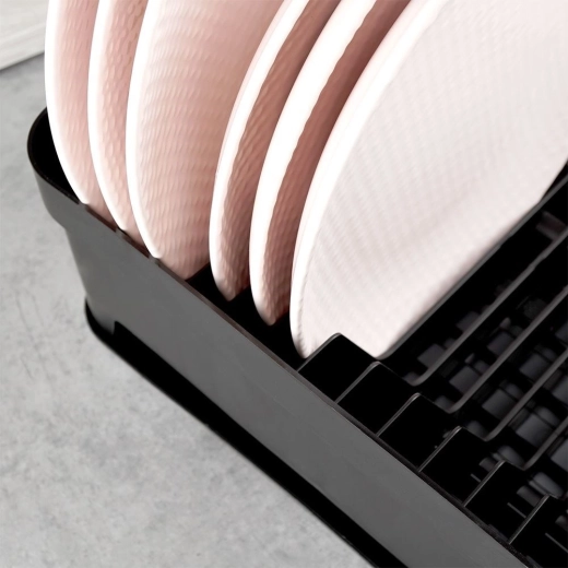 Místo až pro 11 talířů a prostor na hrnky