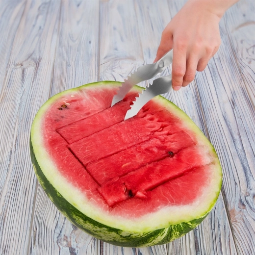 Kráječ a servírovací kleště v jednom