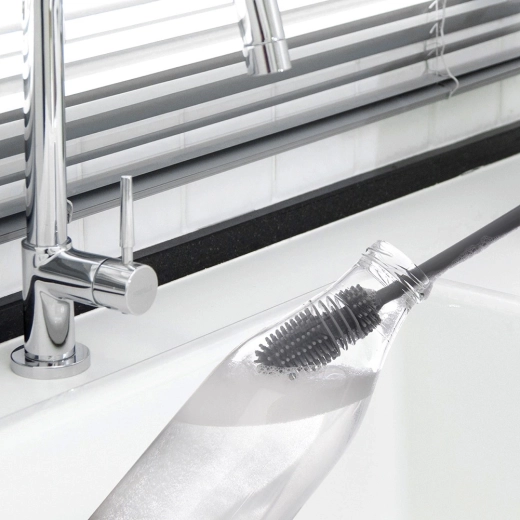 Účinné čištění úzkých nádob