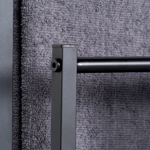 Pevná kovová konstrukce s matným povrchem