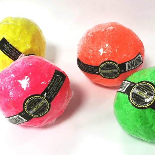 Vhodný do vody a dobře viditelný