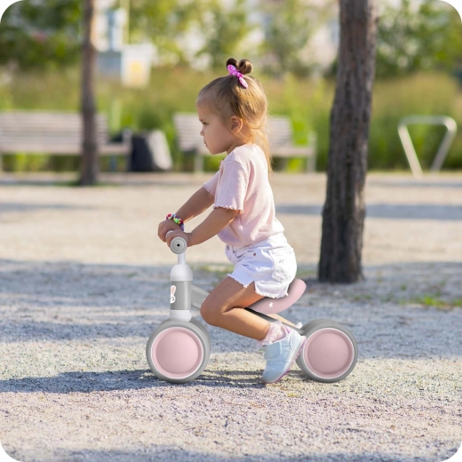 Stabilní tříkolová konstrukce pro první krůčky