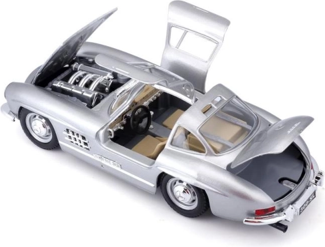 Otevírací „gullwing“ dveře a kapota