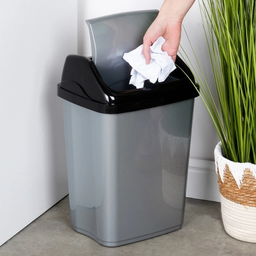 Praktické sklopné víko proti zápachu