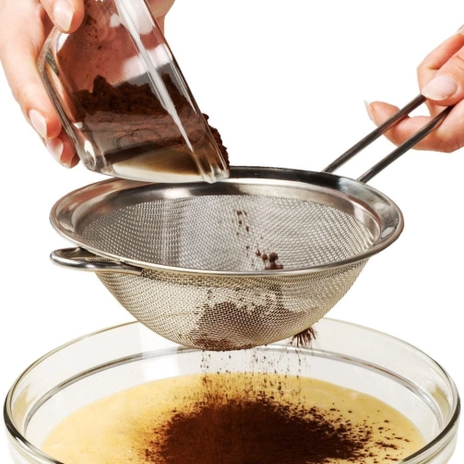 Precizní sypání a prosévání při pečení