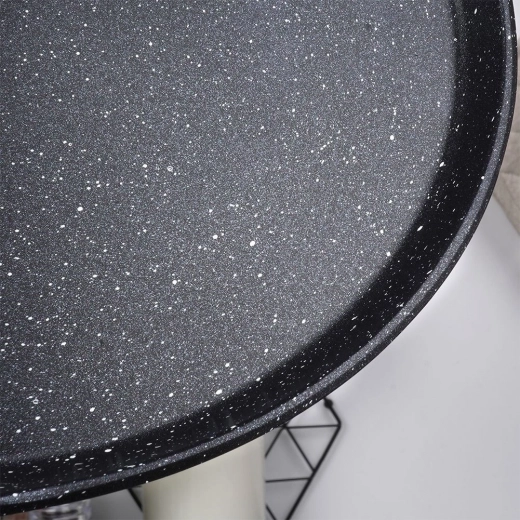 Nepřilnavý granitový povrch pro snadné obracení