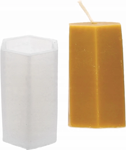 Geometrická šestihranná svíčka s ostrými hranami