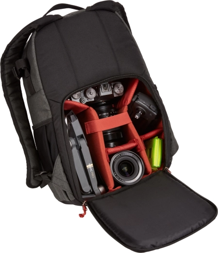 Přizpůsobitelný polstrovaný prostor pro foto a dron