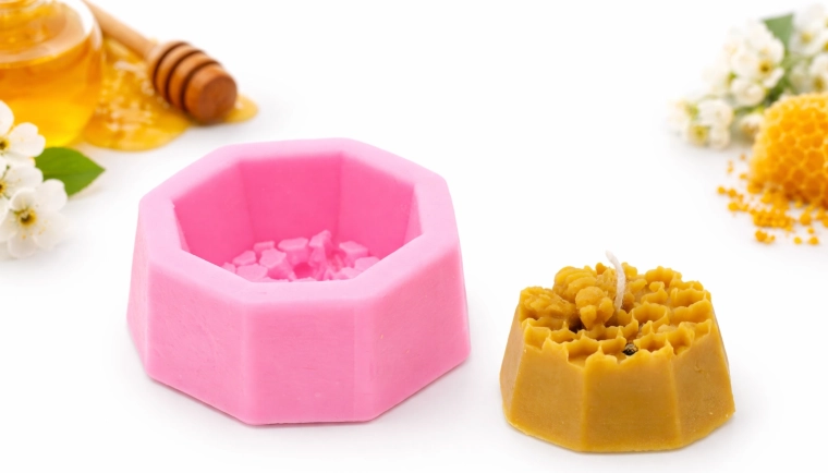 Precizní reliéf plástve a včely