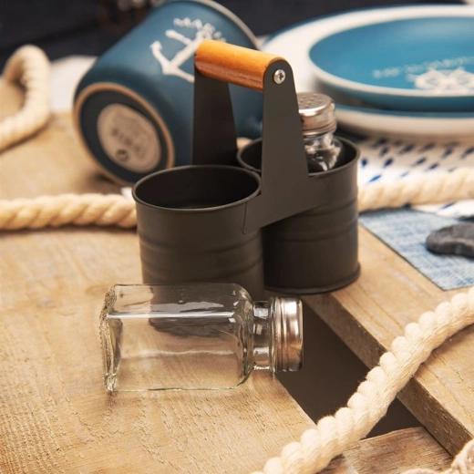 Praktický kovový stojan s dřevěnou rukojetí