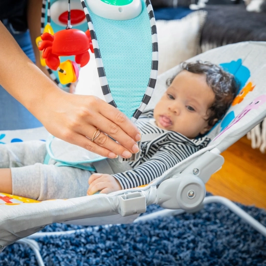 Odnímatelný oblouk s visacími hračkami