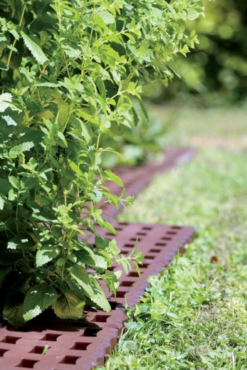 Úhledné ohraničení záhonů a chodníků