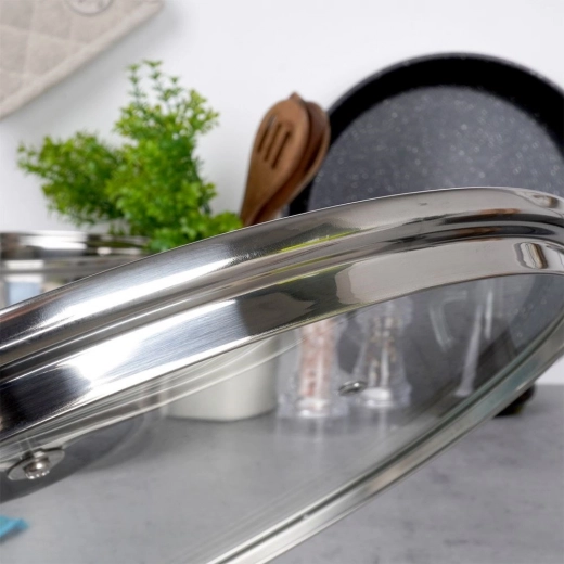 Nerezová obruba a vysoký rant pro těsné přilnutí