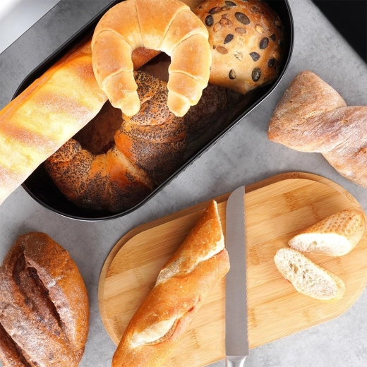 Víko z dřeva slouží jako krájecí prkénko