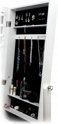 Promyšlené vnitřní členění pro šperky a doplňky