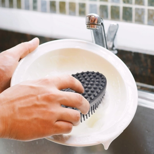 Šetrná k nádobí, účinná na nečistoty