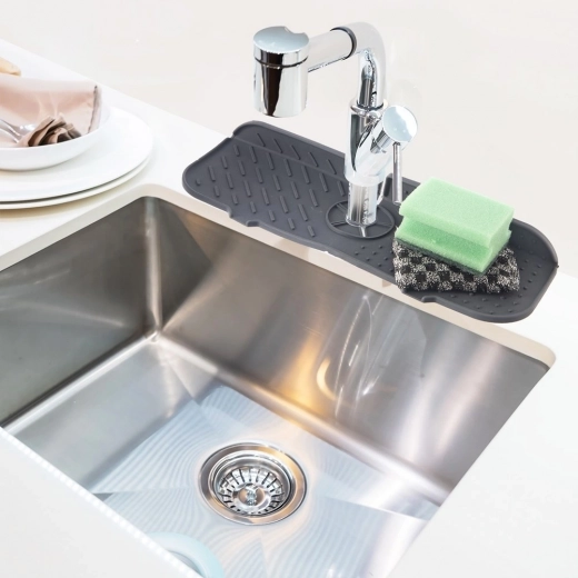 Čistá a suchá plocha kolem baterie