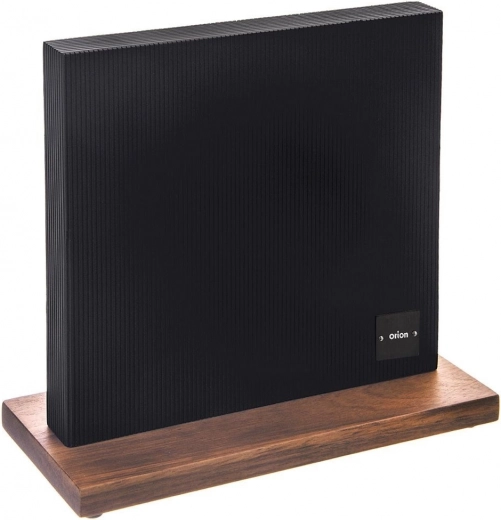 Elegantní kombinace černé plochy a akáciového dřeva