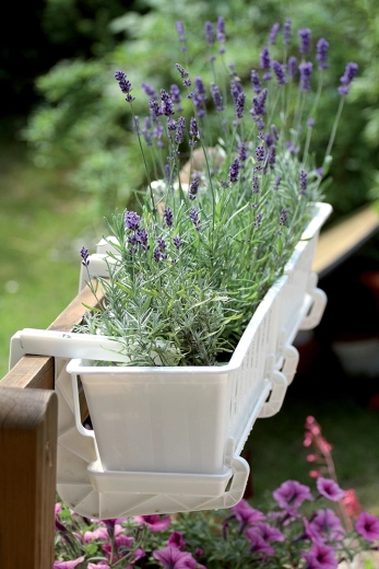 Elegantní bílý design pro každý balkon