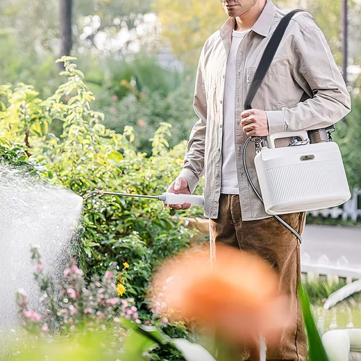 Přenosný design s ramenním popruhem