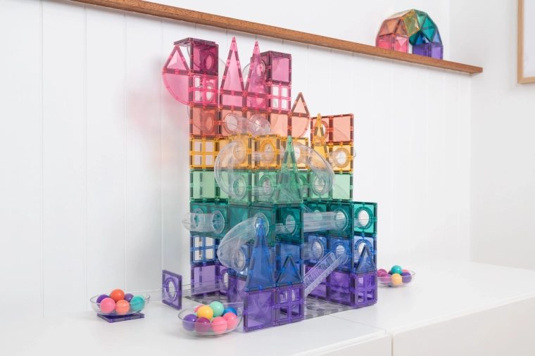 Stavějte vysoké a stabilní kuličkové dráhy