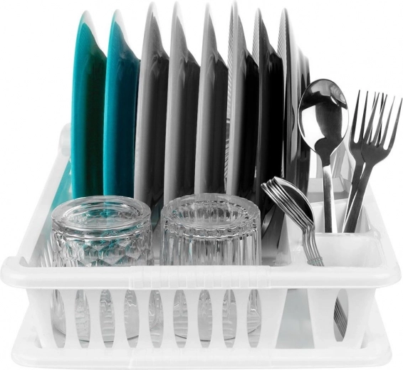 Promyšlené uspořádání: 8 talířů, příbory i hrnky