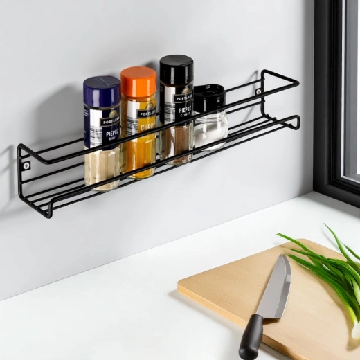 Štíhlý design pro přehledné uložení koření