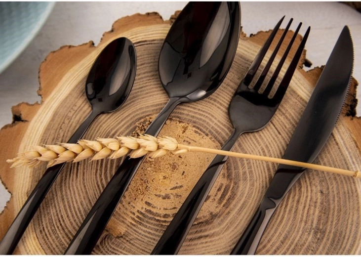 Moderní černý design pro každý stůl