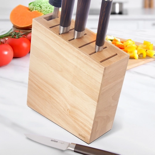 Přehledné uložení až 6 nožů + místo na příslušenství