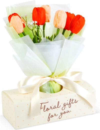 Dekorace z umělých tulipánů v dárkové tašce