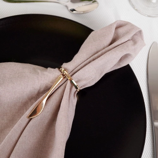 Elegantní dekorace stolu v lesklém zlatě