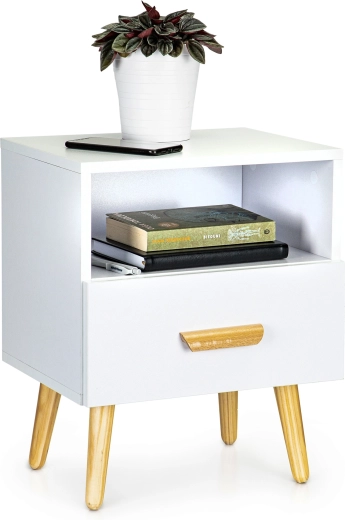 Praktická zásuvka a otevřená police