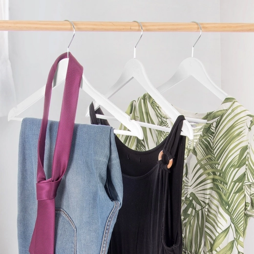 Otočný kovový háček pro pohodlné zavěšení