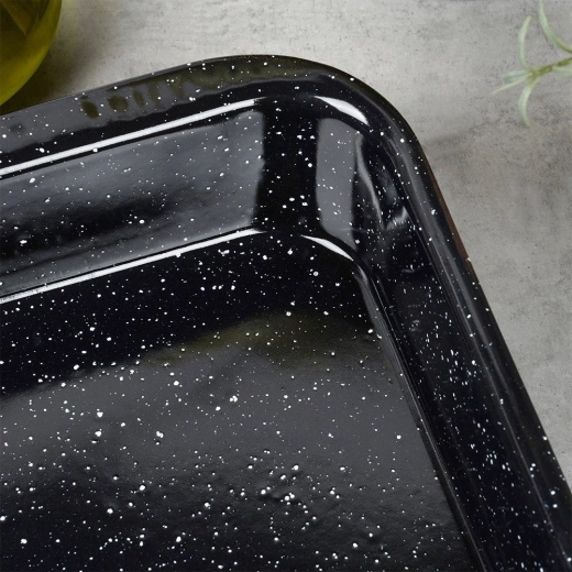 Praktické rozměry a vysoké okraje