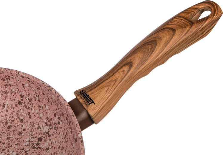 Pohodlná soft touch rukojeť v dekoru dřeva