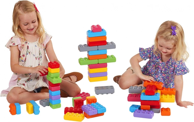 Kreativní stavby v pestrých barvách