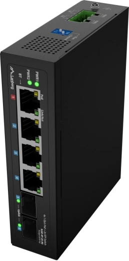 2× SFP uplink pro delší trasy a segmentaci sítě