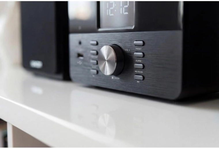 FM rádio s RDS a přehledné ovládání