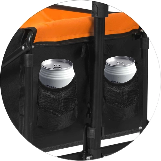 Praktické kapsy a držáky nápojů