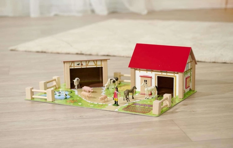 Barevná podložka s cestami, jezírkem a zahrádkou