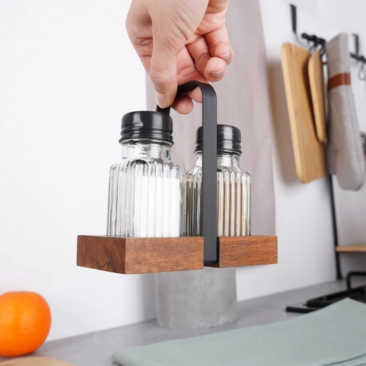 Praktický dřevěný stojánek s kovovým madlem