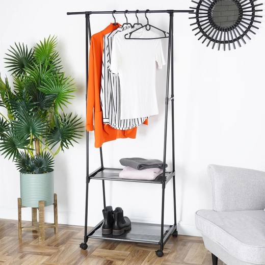 Dvě praktické spodní police