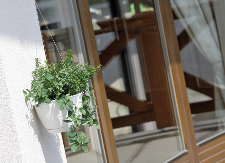 Úspora místa a čistý vzhled u oken i zdí