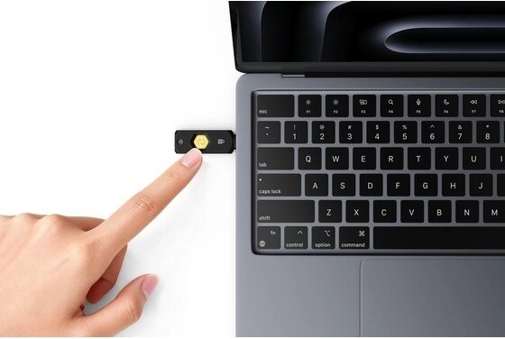 Dotykové potvrzení přes USB‑C i NFC