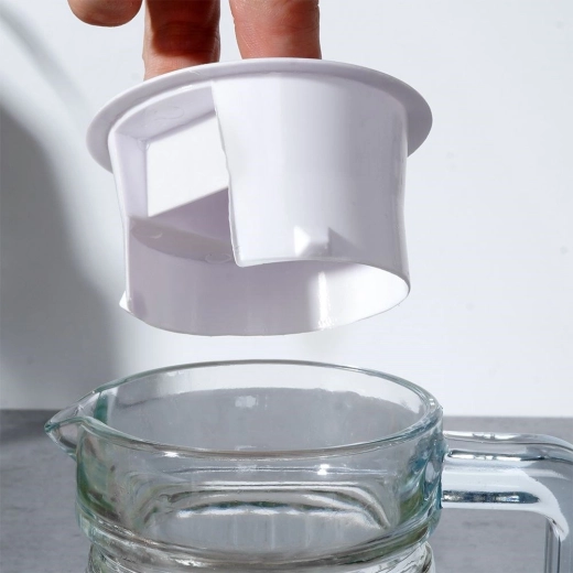 Praktické víčko pro čistší servírování