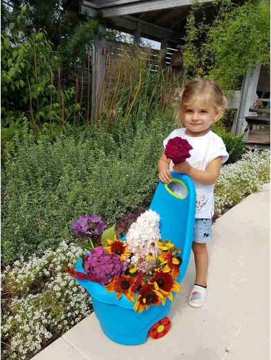 Hraní i pomoc na zahradě