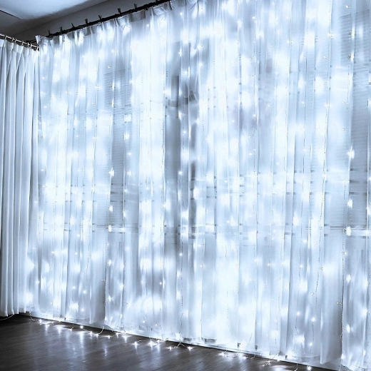 Široké pokrytí 3 × 3 m a 300 LED pro působivý efekt