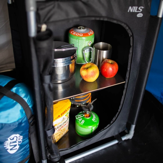 Větraný čelní panel a 2 police